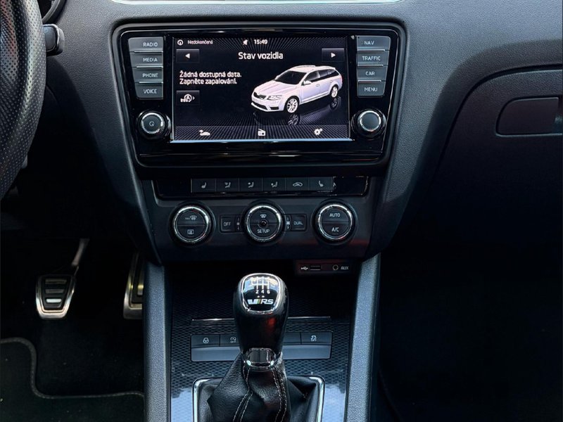 Škoda Octavia RS Combi 2.0 TDI — центральна консоль, мультимедіа та важіль КПП
