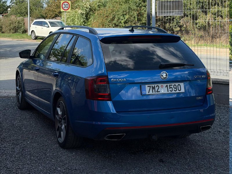 Škoda Octavia RS Combi 2.0 TDI — екстер'єр ззаду, загальний план