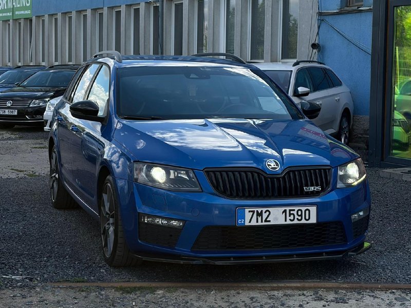 Škoda Octavia RS Combi 2.0 TDI — екстер'єр спереду, інший ракурс