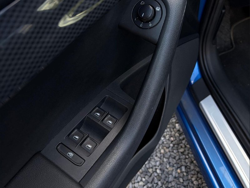 Škoda Octavia RS Combi 2.0 TDI — панель дверей та кнопки вікон