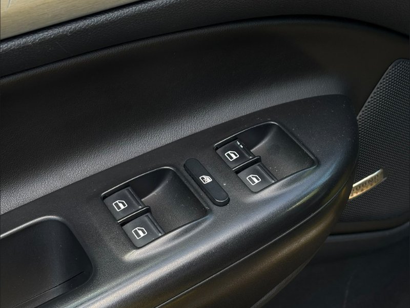 Škoda Octavia II RS 2.0 TDI — панель дверей та кнопки вікон