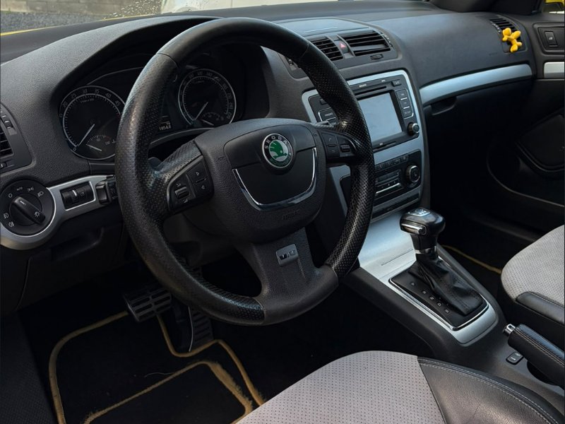 Škoda Octavia II RS 2.0 TDI — кермо та приладова панель, ширший кадр