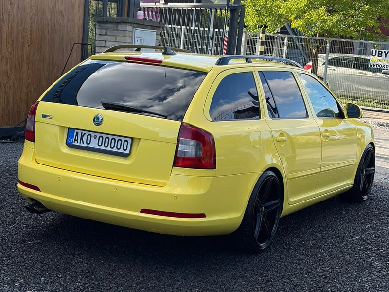 Škoda Octavia II RS 2.0 TDI — екстер'єр ззаду зліва