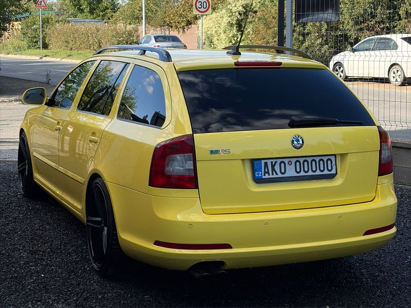 Škoda Octavia II RS 2.0 TDI — екстер'єр ззаду справа