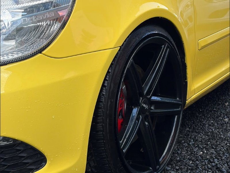 Škoda Octavia II RS 2.0 TDI — екстер'єр спереду збоку, крупний план