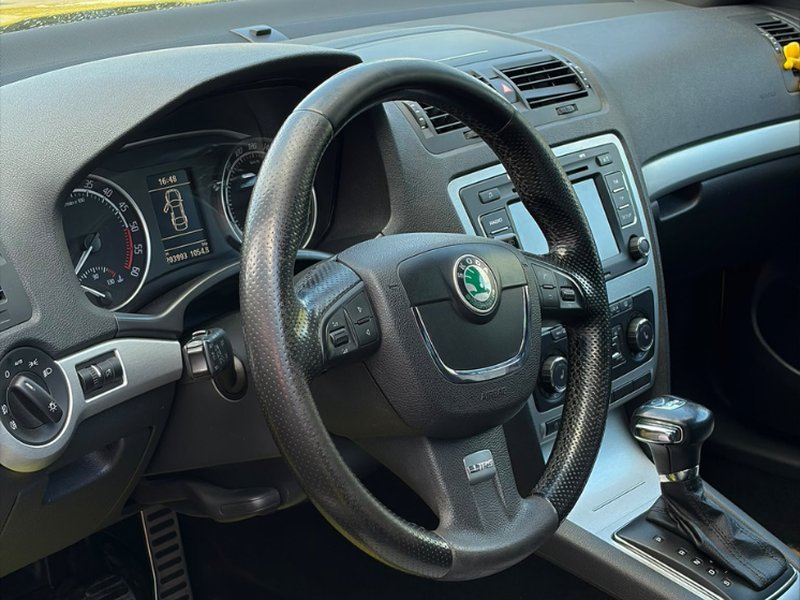Škoda Octavia II RS 2.0 TDI — кермо та приладова панель