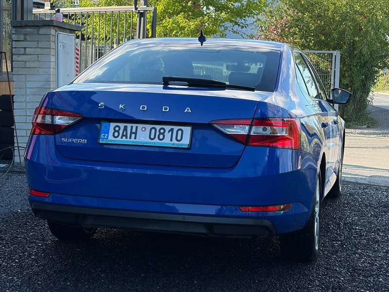 Škoda Superb Sedan 2.0 TDI — екстер'єр ззаду справа