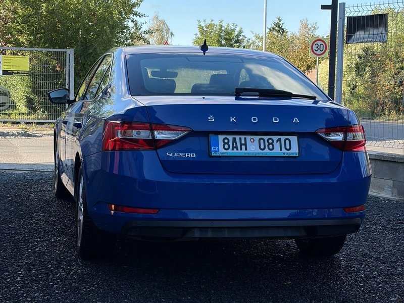 Škoda Superb Sedan 2.0 TDI — екстер'єр ззаду