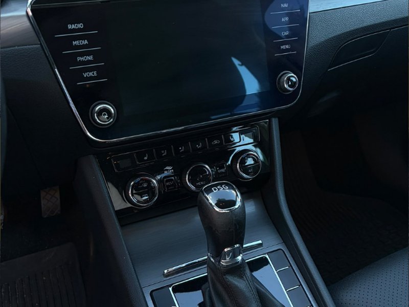 Škoda Superb Sedan 2.0 TDI — мультимедіа та важіль АКПП