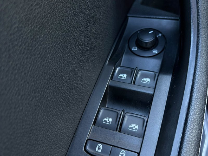 Škoda Superb Sedan 2.0 TDI — панель дверей та кнопки вікон