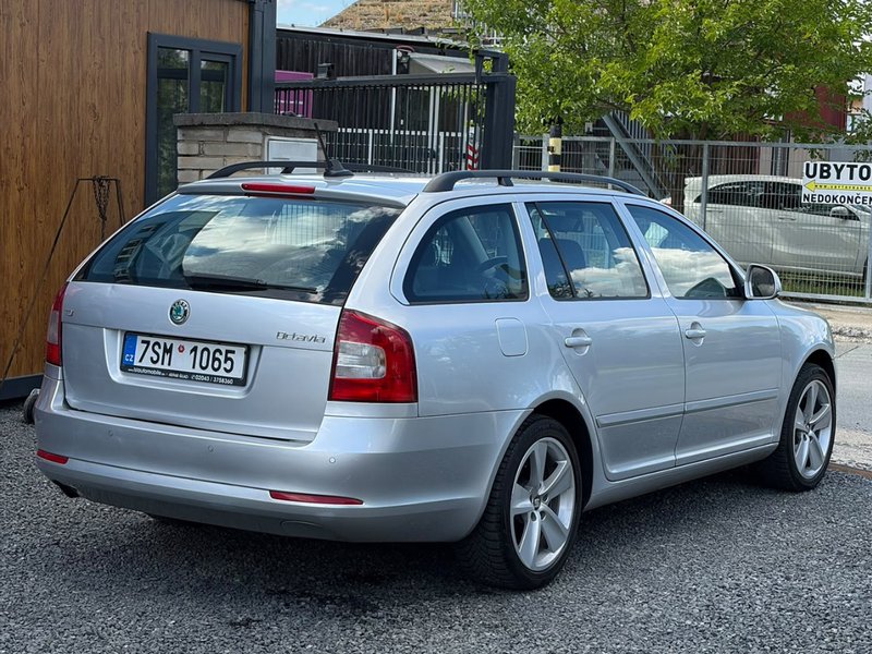 Škoda Octavia II 2.0 TDI — екстер'єр ззаду зліва