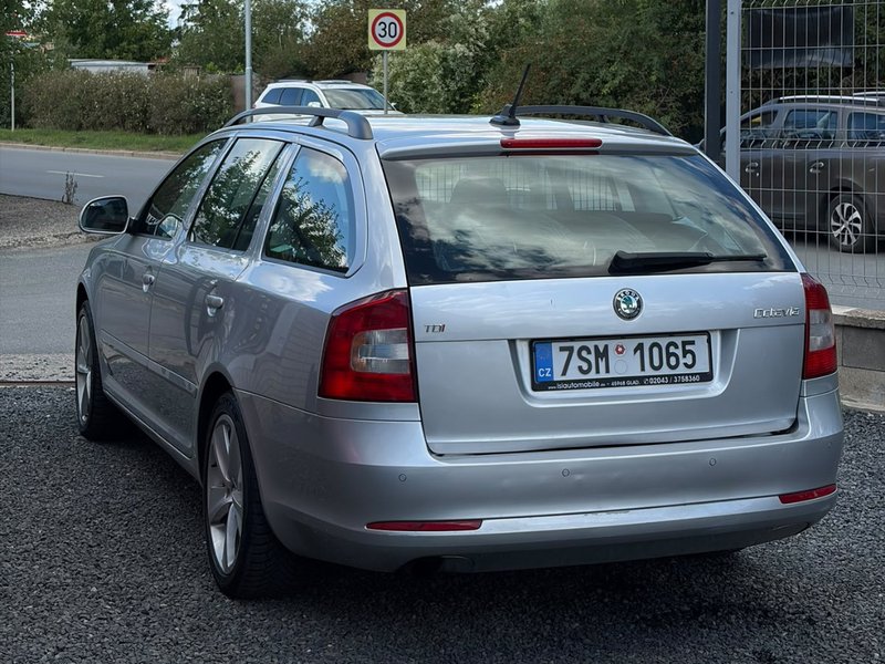 Škoda Octavia II 2.0 TDI — екстер'єр ззаду справа