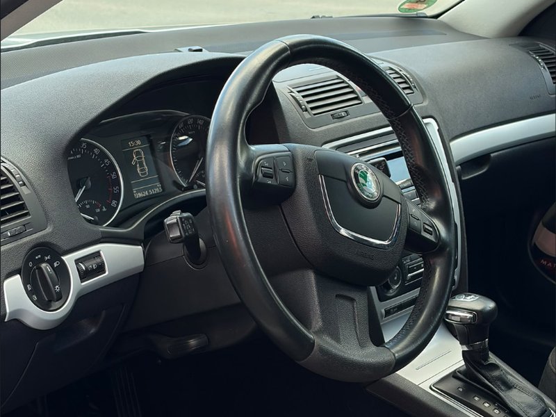 Škoda Octavia II 2.0 TDI — кермо та приладова панель