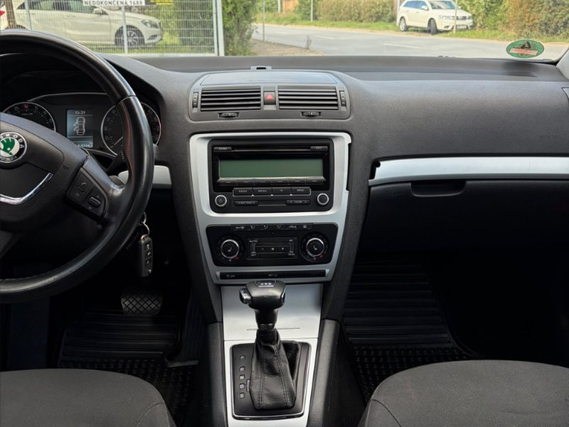 Škoda Octavia II 2.0 TDI — мультимедіа та важіль АКПП