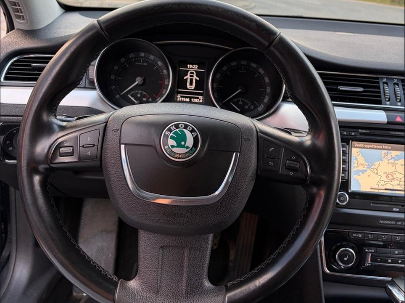 Škoda Superb 2.0 TDI — кермо та панель приладів