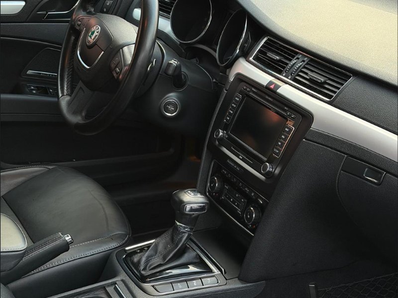 Škoda Superb 2.0 TDI — кермо та центральна консоль