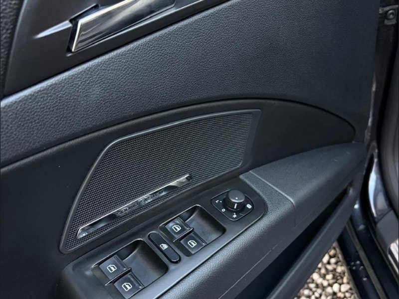 Škoda Superb 2.0 TDI — панель дверей та кнопки вікон