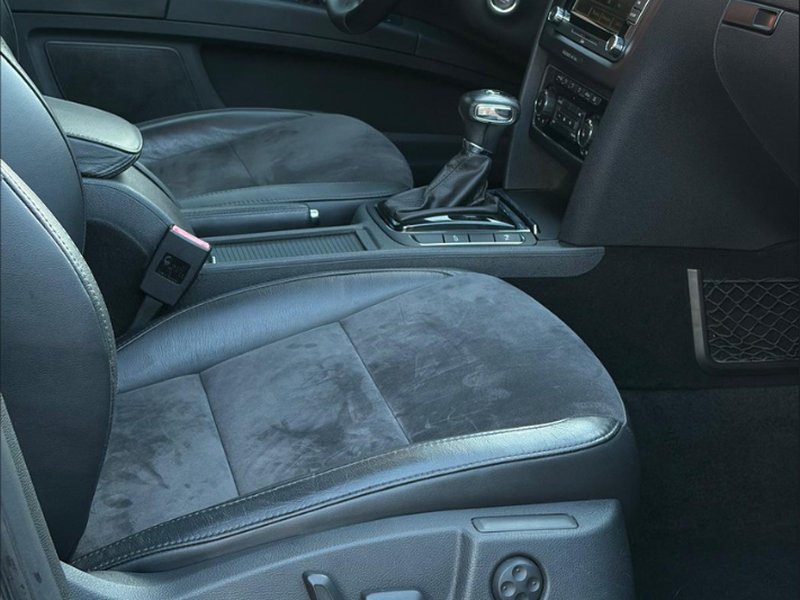 Škoda Superb 2.0 TDI — передні сидіння