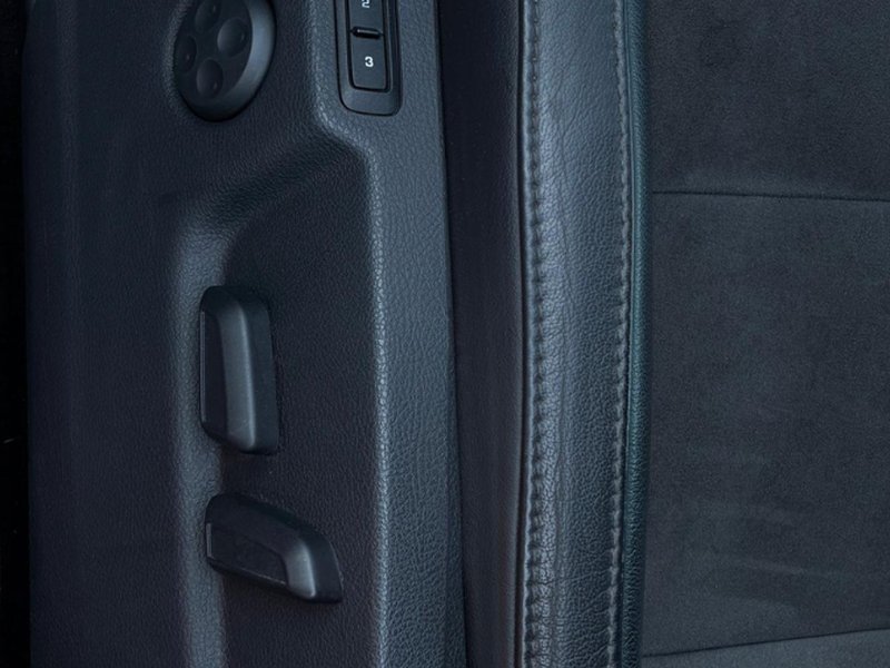 Škoda Superb 2.0 TDI — панель дверей, крупний план
