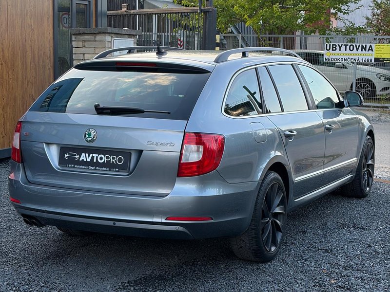 Škoda Superb 2.0 TDI — екстер'єр ззаду справа