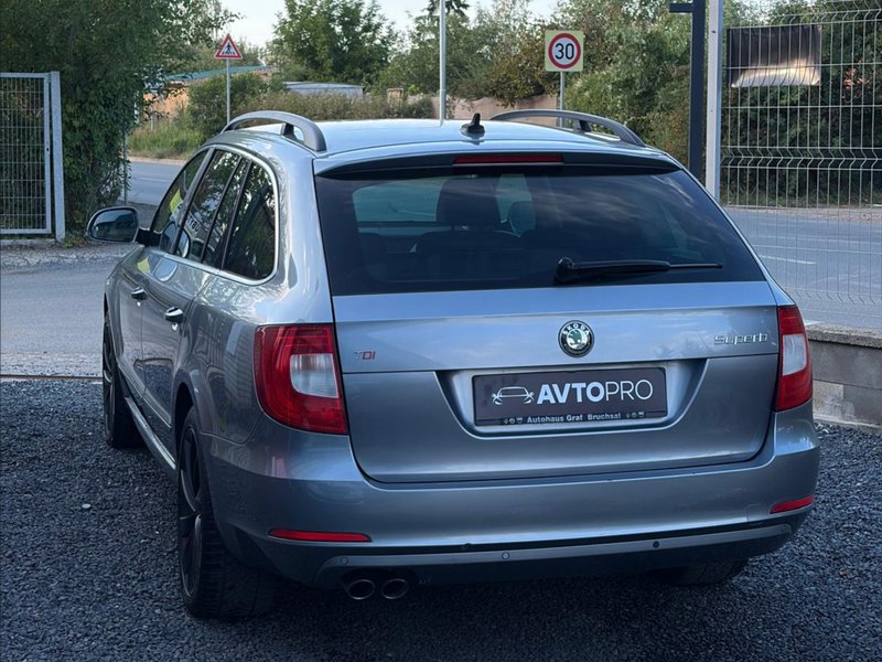 Škoda Superb 2.0 TDI — екстер'єр ззаду зліва