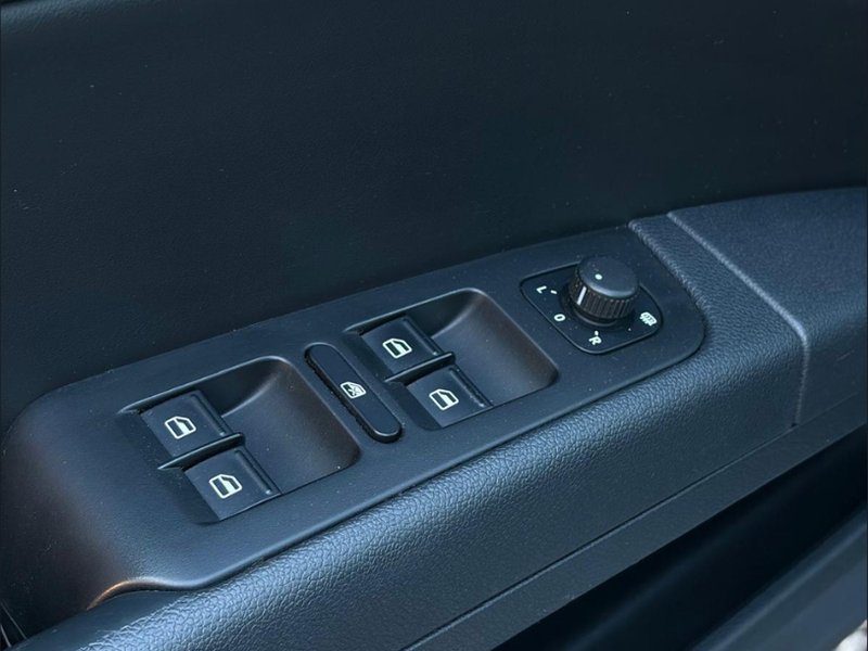 Škoda Superb 2.0 TDI — панель дверей та кнопки вікон