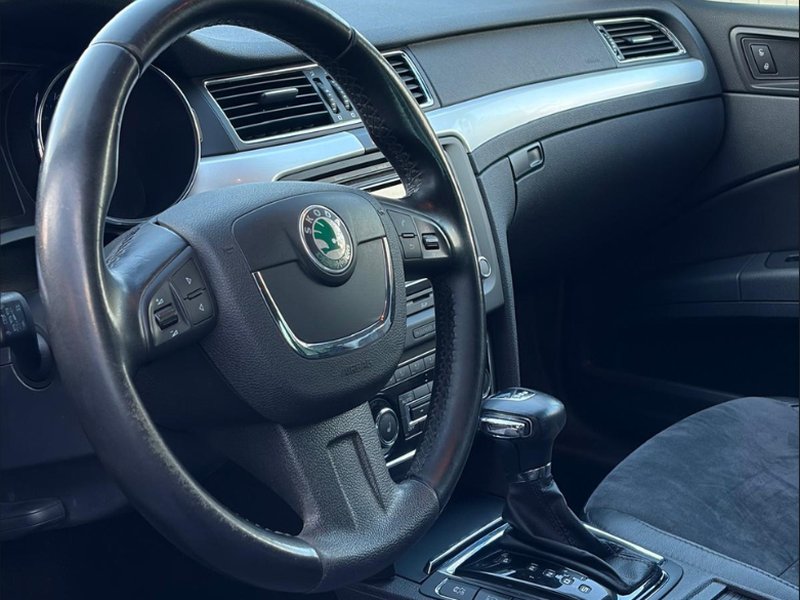 Škoda Superb 2.0 TDI — кермо та приладова панель