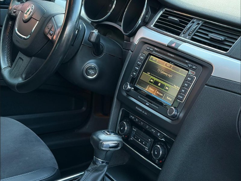 Škoda Superb 2.0 TDI — кермо та важіль АКПП