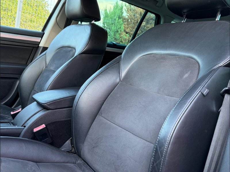 Škoda Superb 2.0 TDI — передні сидіння, крупний план
